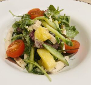Салат с куриным филе, ананасом и кунжутным соусом