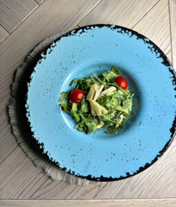Салат с куриным филе, ананасом и кунжутным соусом