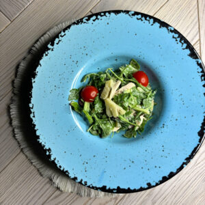 Салат с куриным филе, ананасом и кунжутным соусом