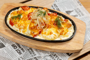 Скоблянка из Волжского судака с картофелем, томатами и сыром