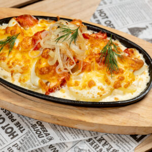 Скоблянка из Волжского судака с картофелем, томатами и сыром